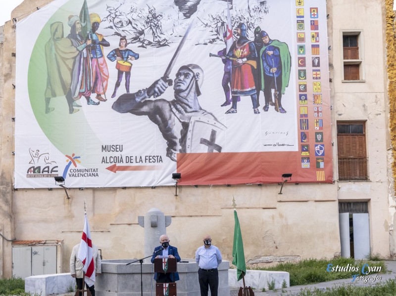 La Asociación de San Jorge descubre en la fachada del MAF una nueva lona decorativa inspirada en los trabajos de Guarinos y Solbes